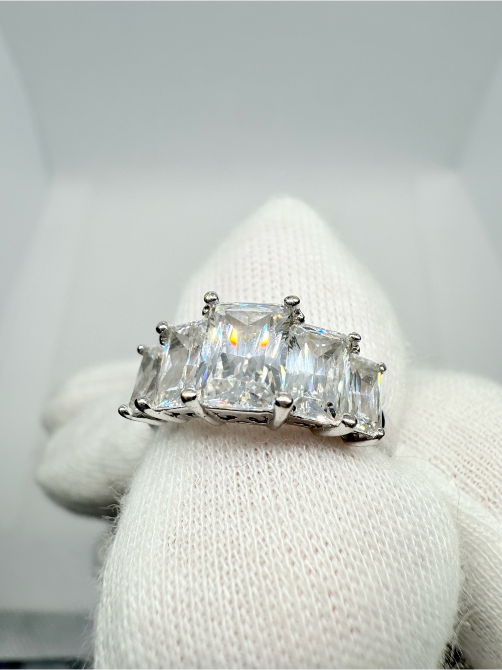 Stunning 14K White Gold 5-Stone Radiant Cut Ring - Size 6 💎 - Picture 7 of 17